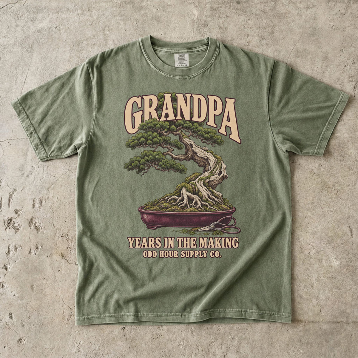 Hemp-T-Shirt mit GRANDPA YEARS IN THE MAKING, Bonsai, sichtbaren Wurzeln und kleiner Schere von Odd Hour Supply Co.
