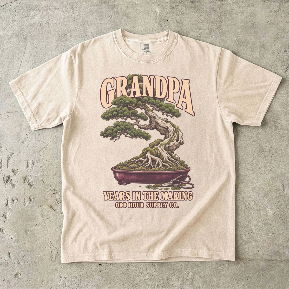 Ivory-T-Shirt mit GRANDPA YEARS IN THE MAKING, Bonsai, sichtbaren Wurzeln und kleiner Schere von Odd Hour Supply Co.