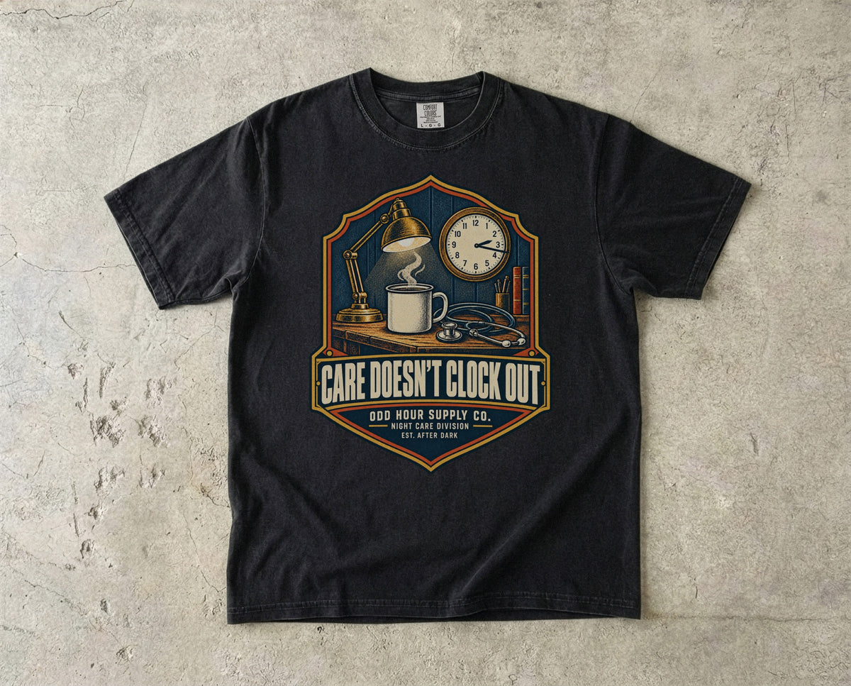 Care Doesn't Clock Out T-Shirt in Schwarz – Vorderansicht von Odd Hour Supply.