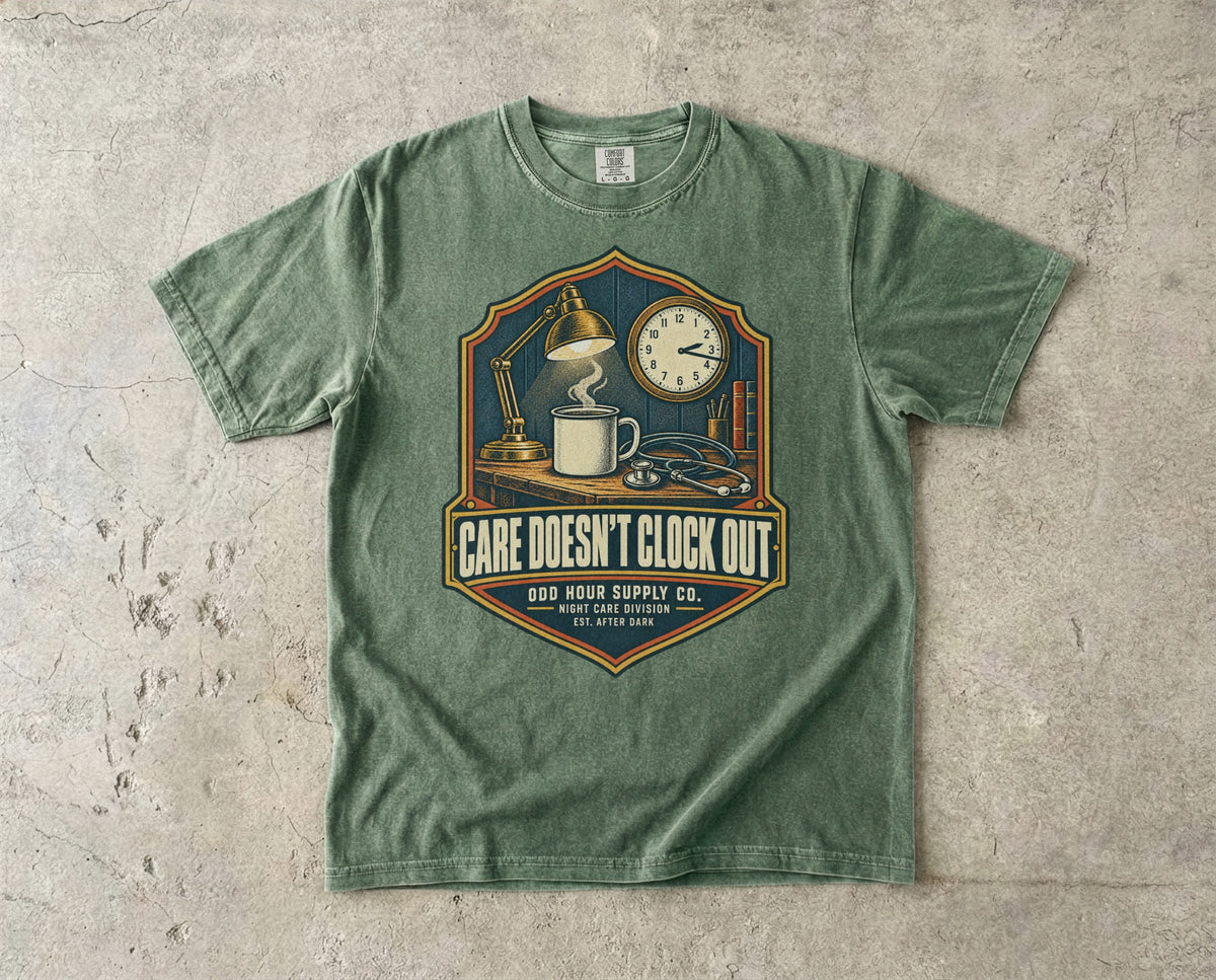Care Doesn't Clock Out T-Shirt in Moss – Vorderansicht von Odd Hour Supply.