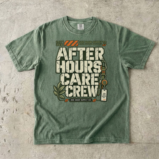 After Hours Care Crew Utility-Motiv auf einem Comfort Colors 1717 T-Shirt in Moss