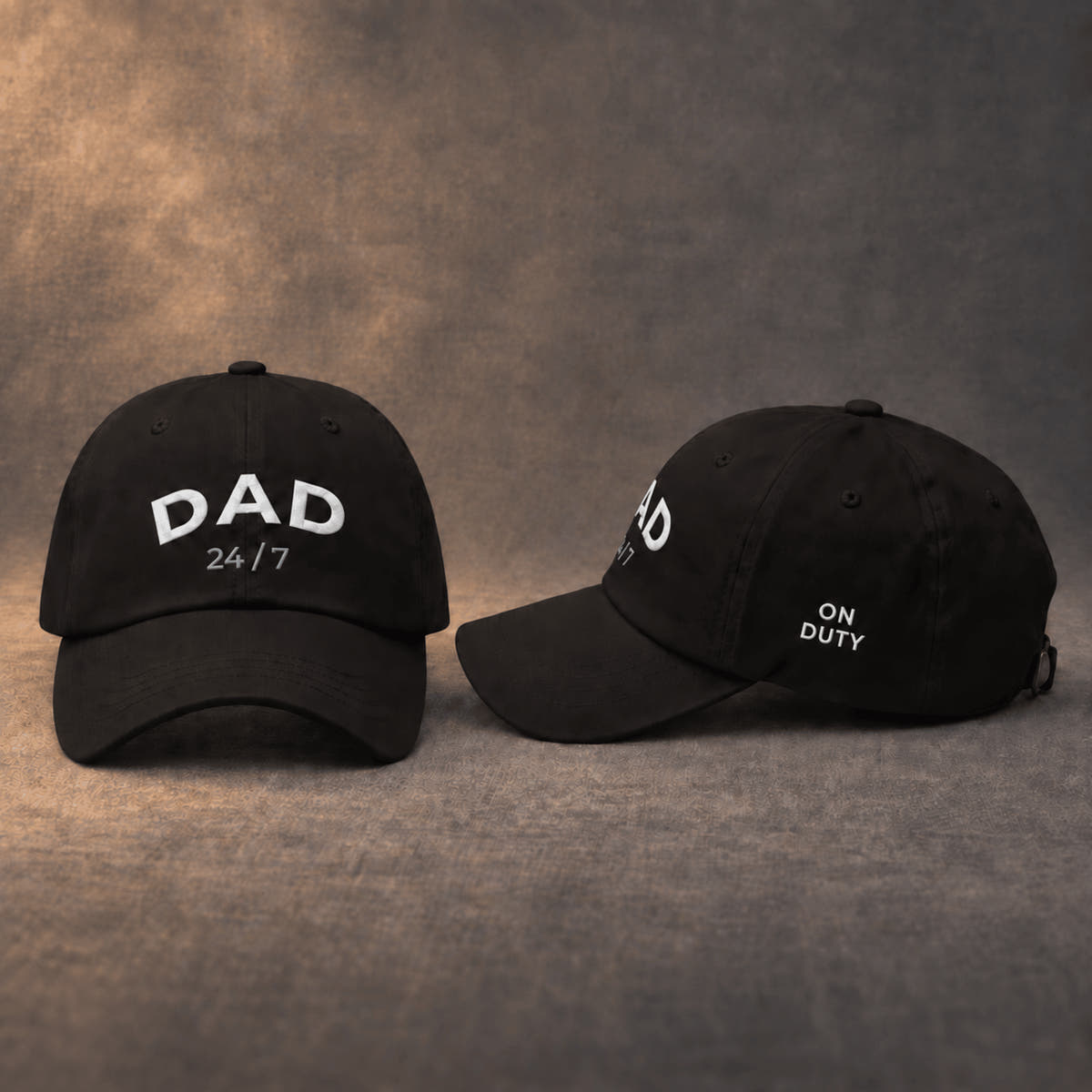 DAD 24/7 bestickte Dad-Cap in Schwarz – Vorder- und Seitenansicht von Odd Hour Supply.
