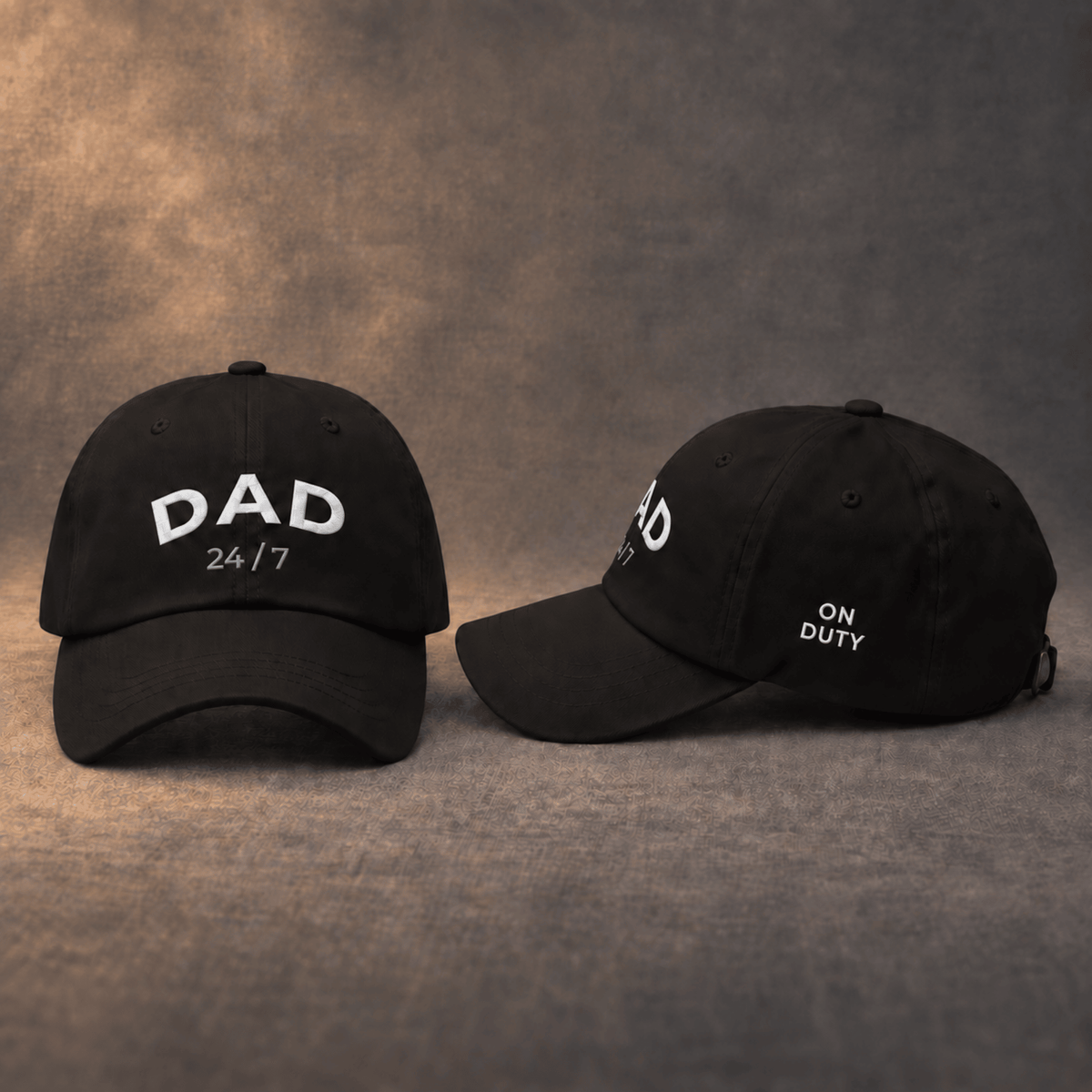 DAD 24/7 bestickte Dad-Cap in Schwarz – Vorder- und Seitenansicht von Odd Hour Supply.