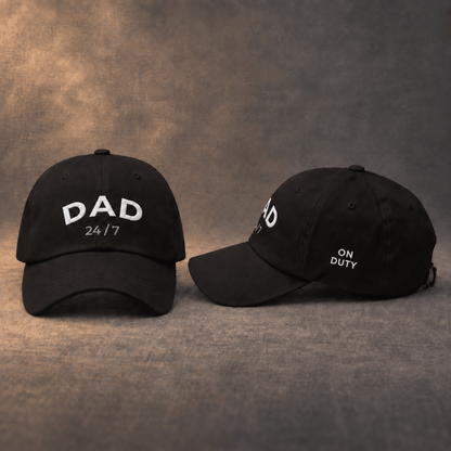 DAD 24/7 bestickte Dad-Cap in Schwarz – Vorder- und Seitenansicht von Odd Hour Supply.