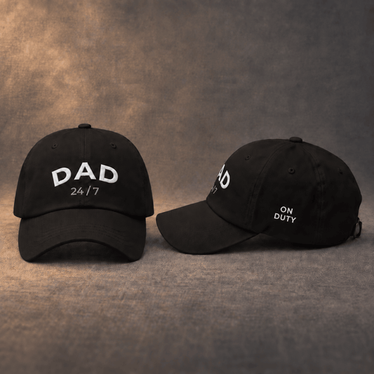 DAD 24/7 bestickte Dad-Cap in Schwarz – Vorder- und Seitenansicht von Odd Hour Supply.