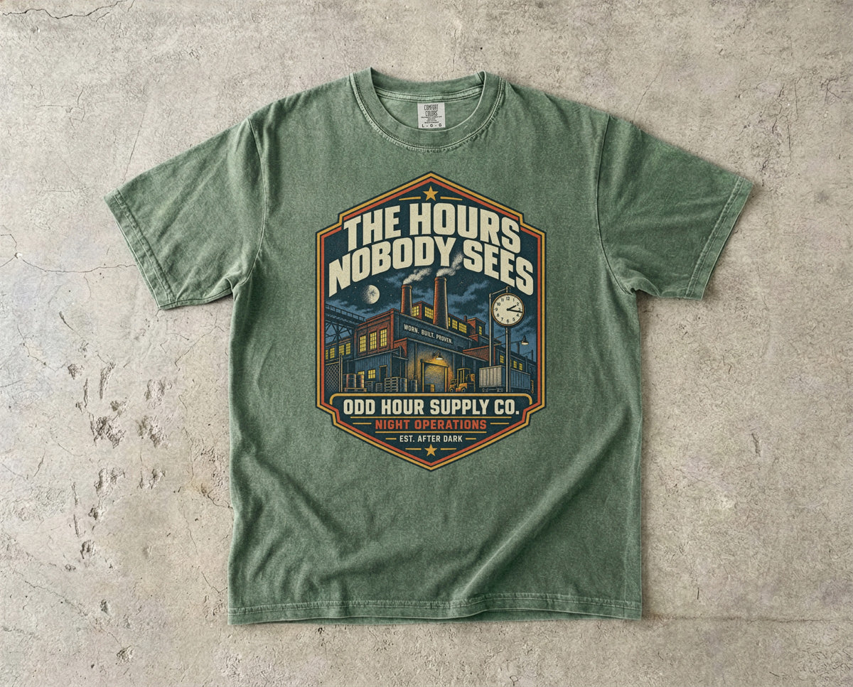 The Hours Nobody Sees T-Shirt in Moss – Vorderansicht von Odd Hour Supply.