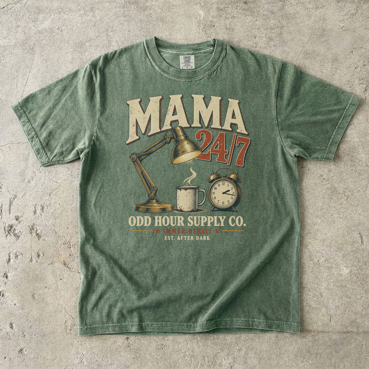 MAMA 24/7 T-Shirt in Moss mit Retro-Schrift, Tasse, Wecker und Schreibtischlampe, Vorderansicht