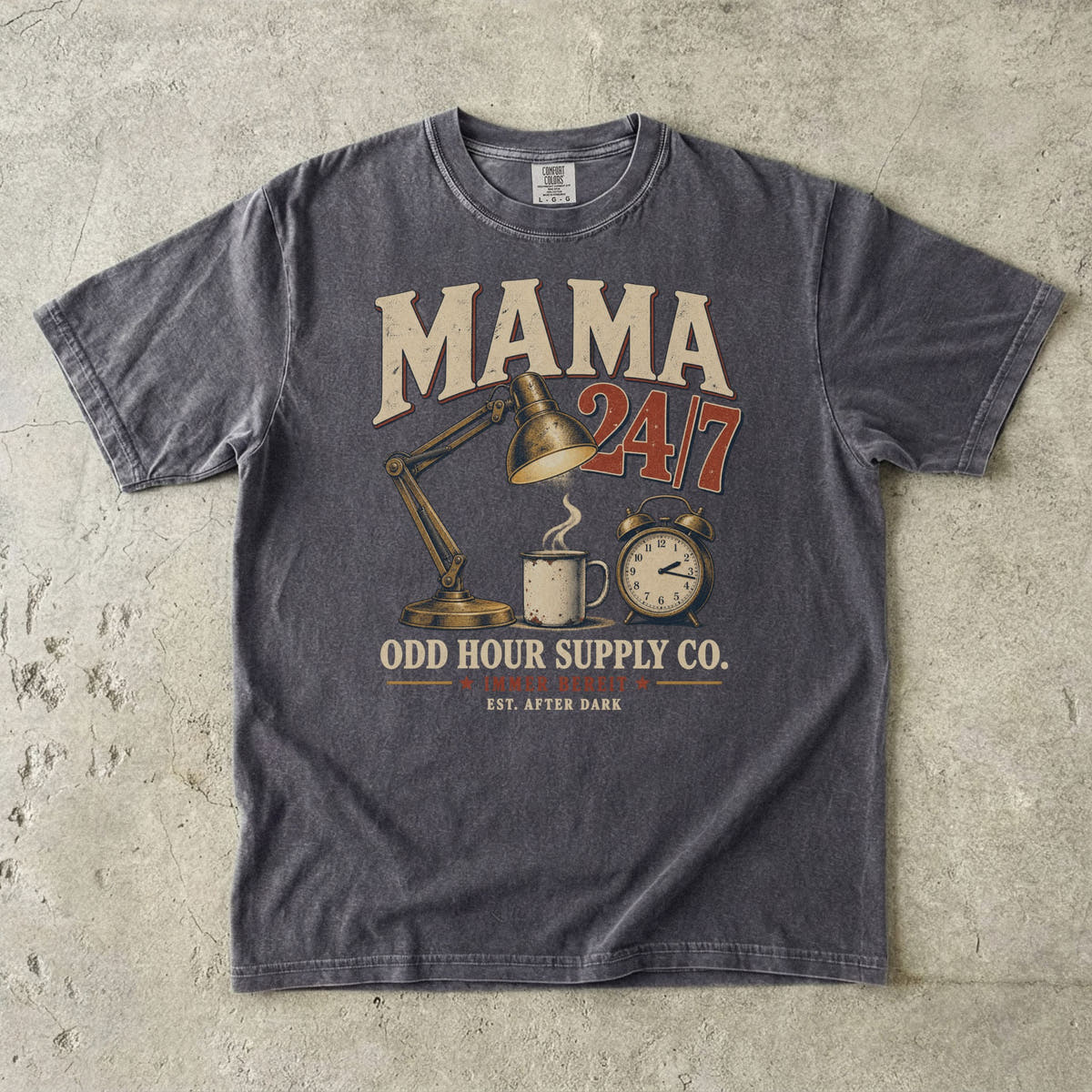 MAMA 24/7 T-Shirt in Pepper mit Retro-Schrift, Tasse, Wecker und Schreibtischlampe, Vorderansicht