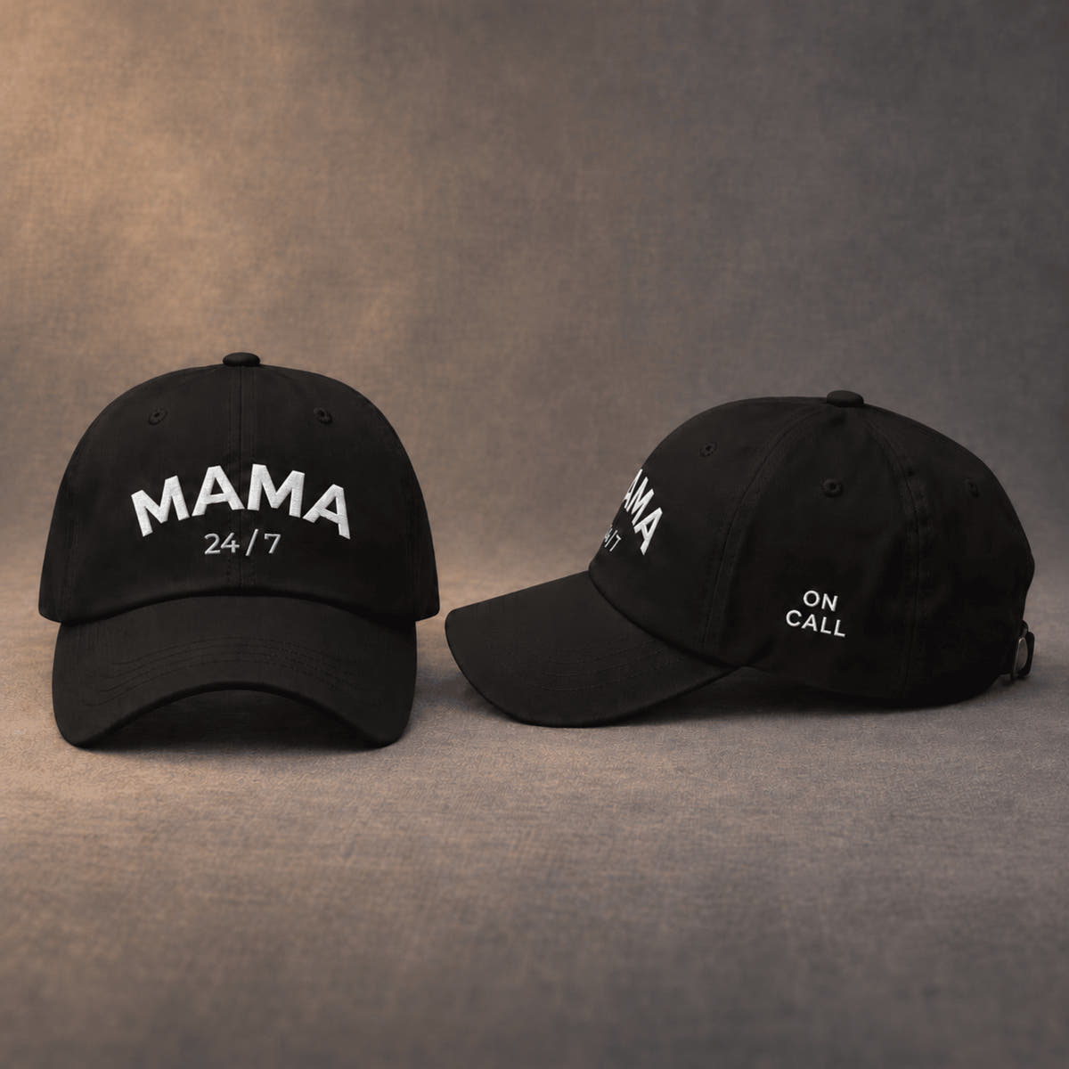 Mama bestickte Dad-Cap in Schwarz – Vorder- und Seitenansicht von Odd Hour Supply.