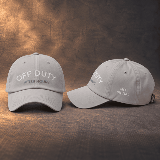 Off Duty bestickte Cap im Used-Look - Grau in Grau – Vorder- und Seitenansicht von Odd Hour Supply.