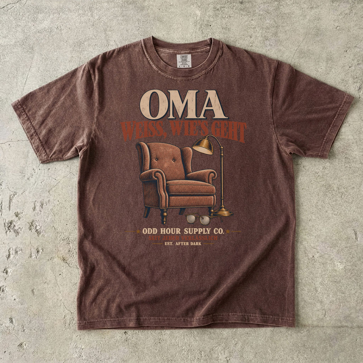 OMA – Weiß, wie’s geht T-Shirt in Espresso mit Sessel, Leselampe und Retro-Schrift, Vorderansicht