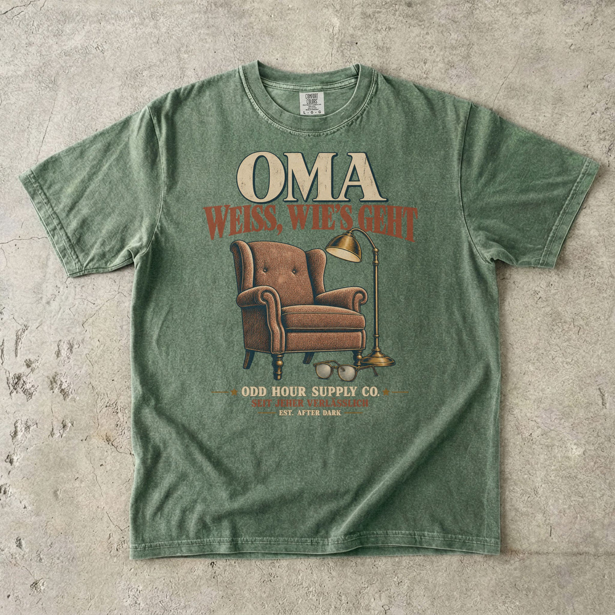 OMA – Weiß, wie’s geht T-Shirt in Moss mit Sessel, Leselampe und Retro-Schrift, Vorderansicht