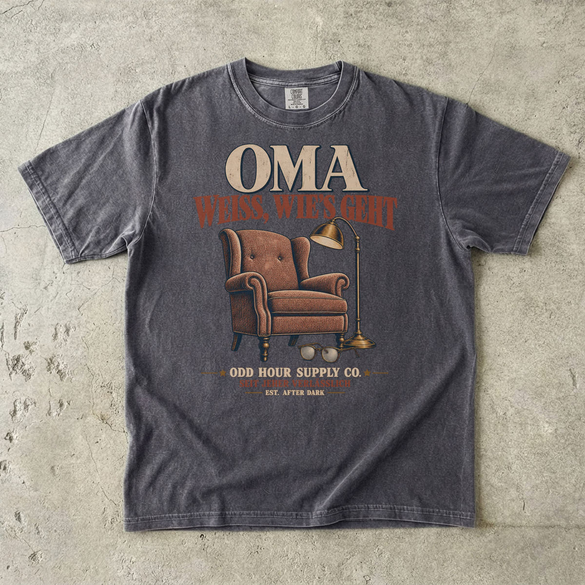 OMA – Weiß, wie’s geht T-Shirt in Pepper mit Sessel, Leselampe und Retro-Schrift, Vorderansicht