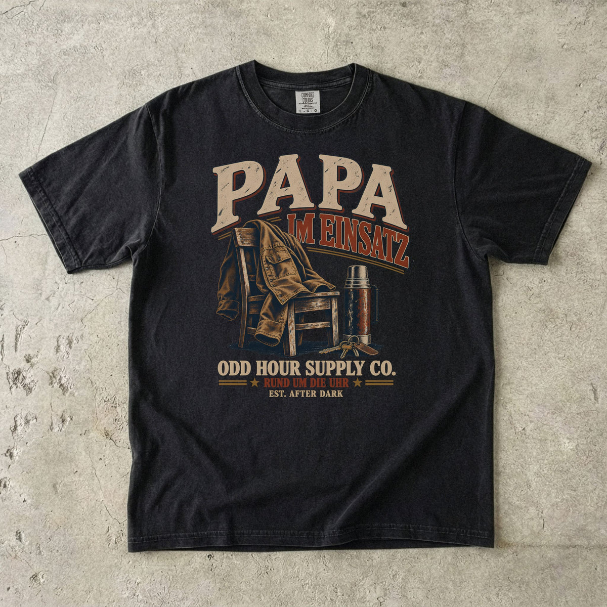 PAPA – Im Einsatz T-Shirt in Black mit Arbeitsjacke über einem Stuhl und Thermoskanne im Vintage-Look, Vorderansicht
