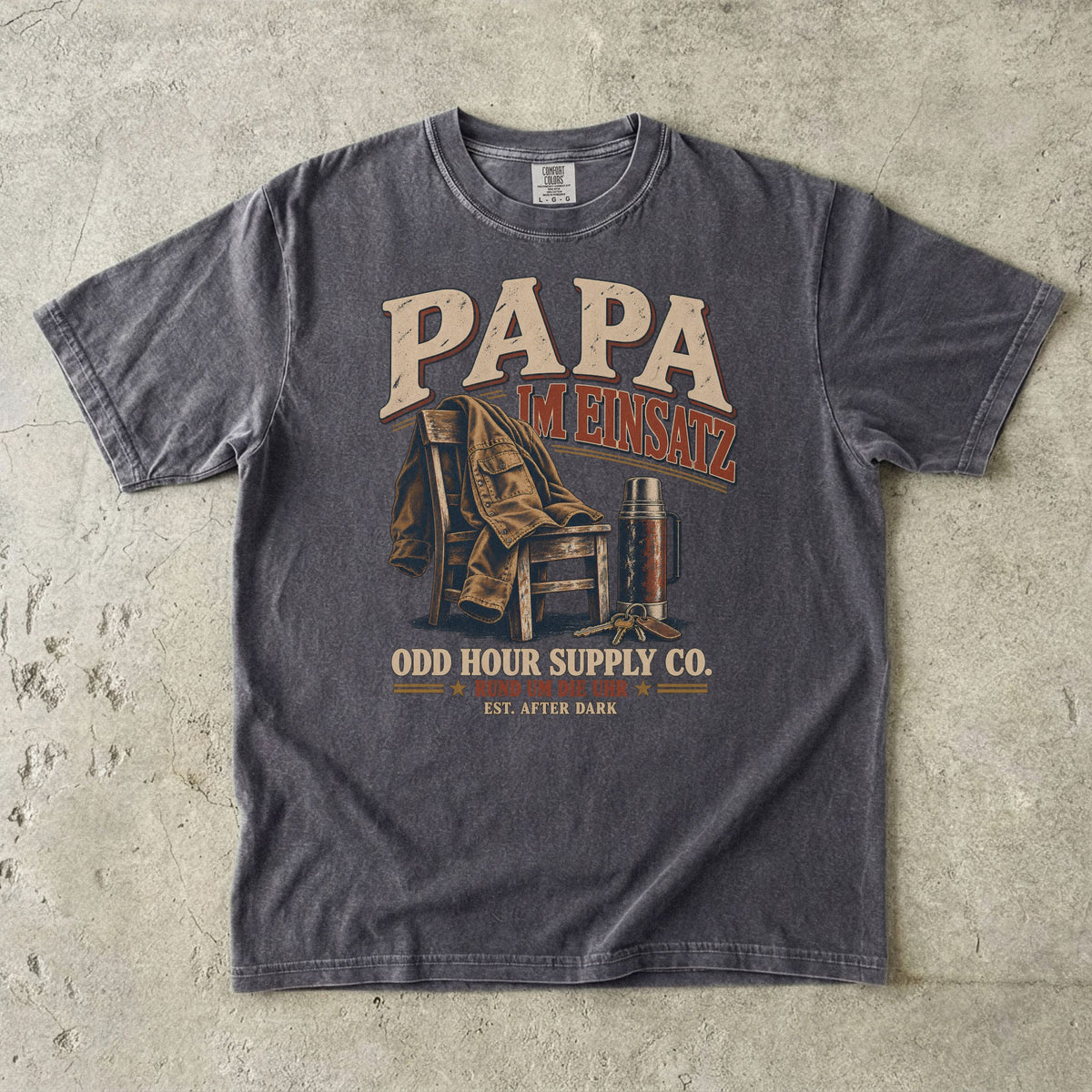 PAPA – Im Einsatz T-Shirt in Pepper mit Arbeitsjacke über einem Stuhl und Thermoskanne im Vintage-Look, Vorderansicht