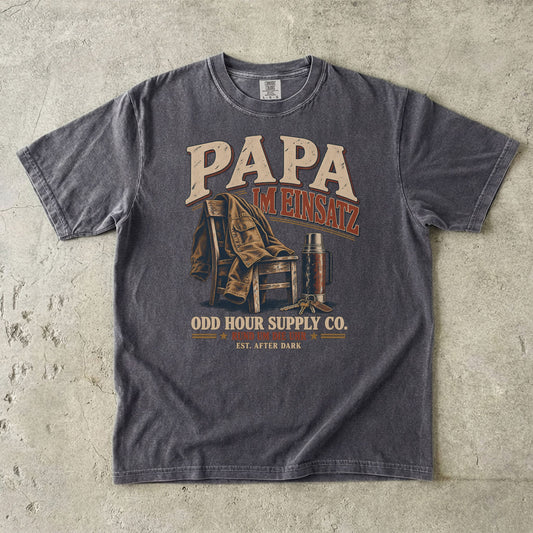 PAPA – Im Einsatz T-Shirt in Pepper mit Arbeitsjacke über einem Stuhl und Thermoskanne im Vintage-Look, Vorderansicht