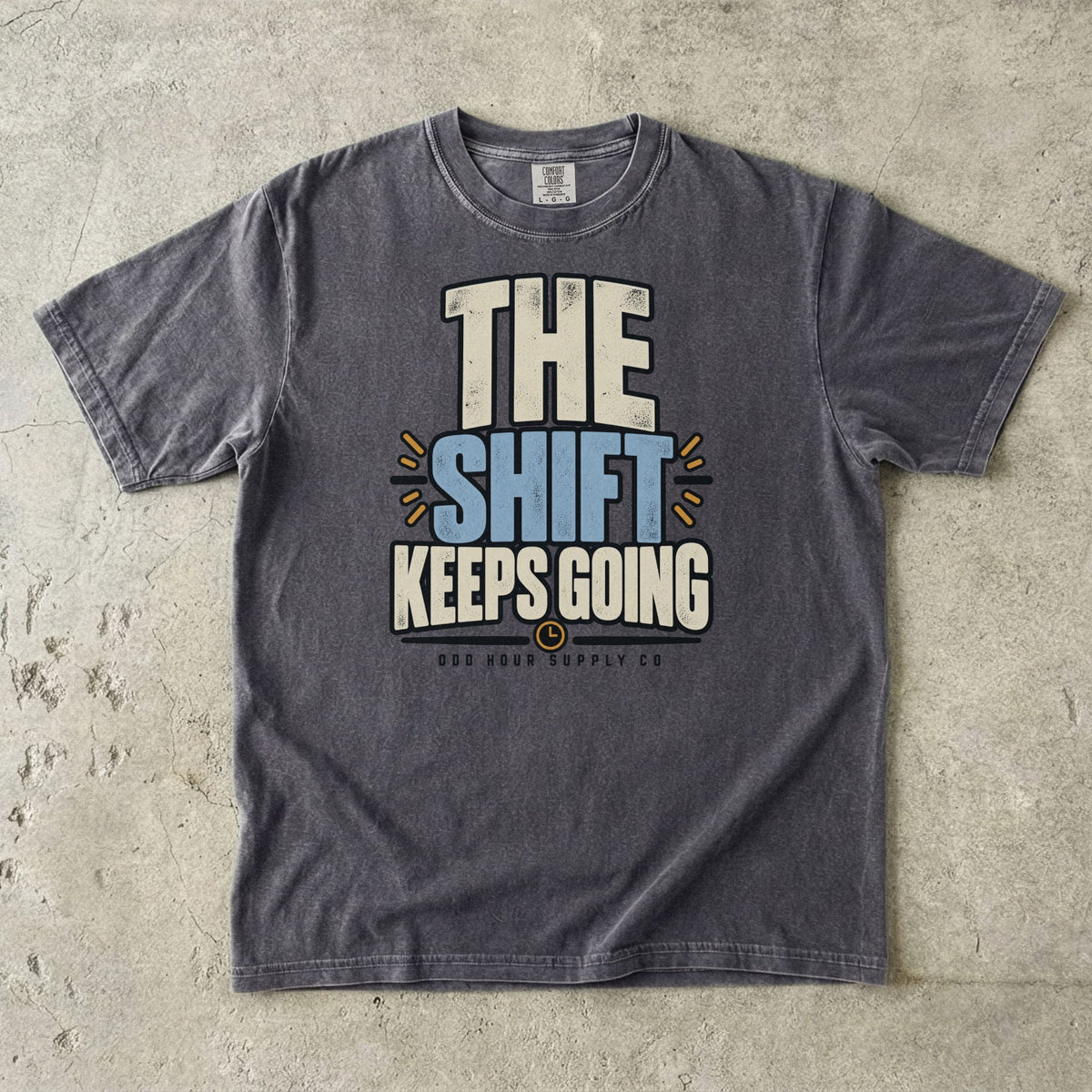 The Shift Keeps Going Typografie auf einem Comfort Colors T-Shirt in Pepper