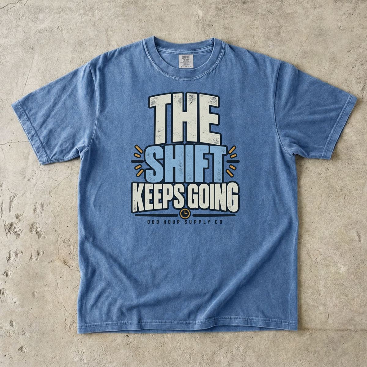 The Shift Keeps Going Typografie auf einem Comfort Colors T-Shirt in Washed Denim